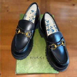 GUCCI Cordovan Lux Lug Sole Black Gold Horsebit Bee Loafers EU 40/10 Luxury Chic